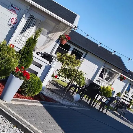 La Z Wlasnymi Ogrodkami- Balia Z Jacuzzi ,sauna ,rowery, Klimatyzacja Lodge Ustka